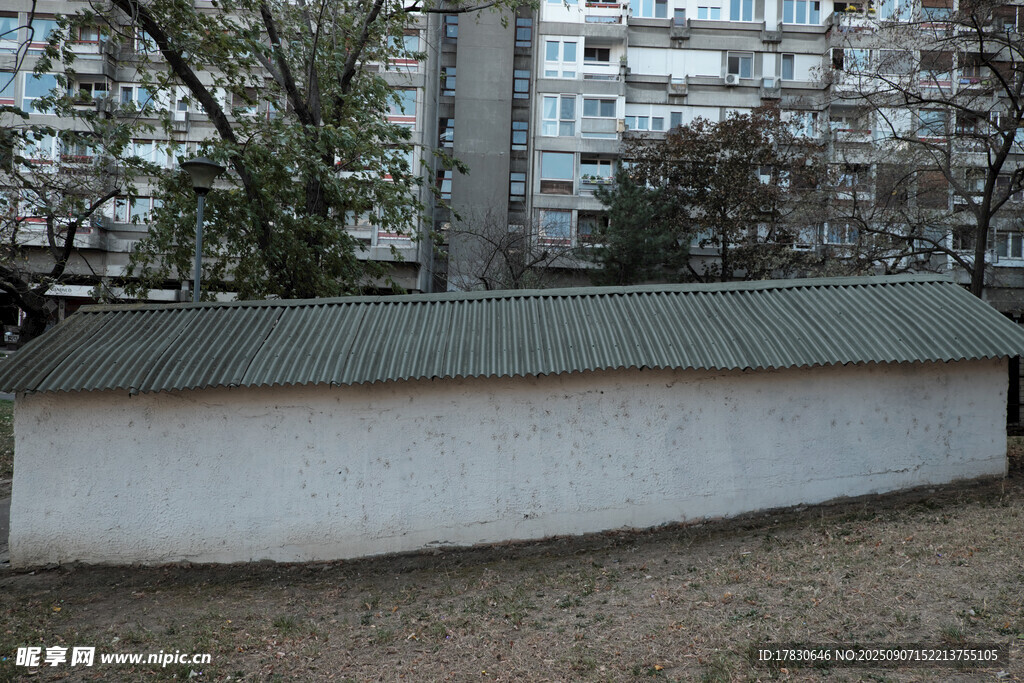 户外白墙小屋与背景建筑