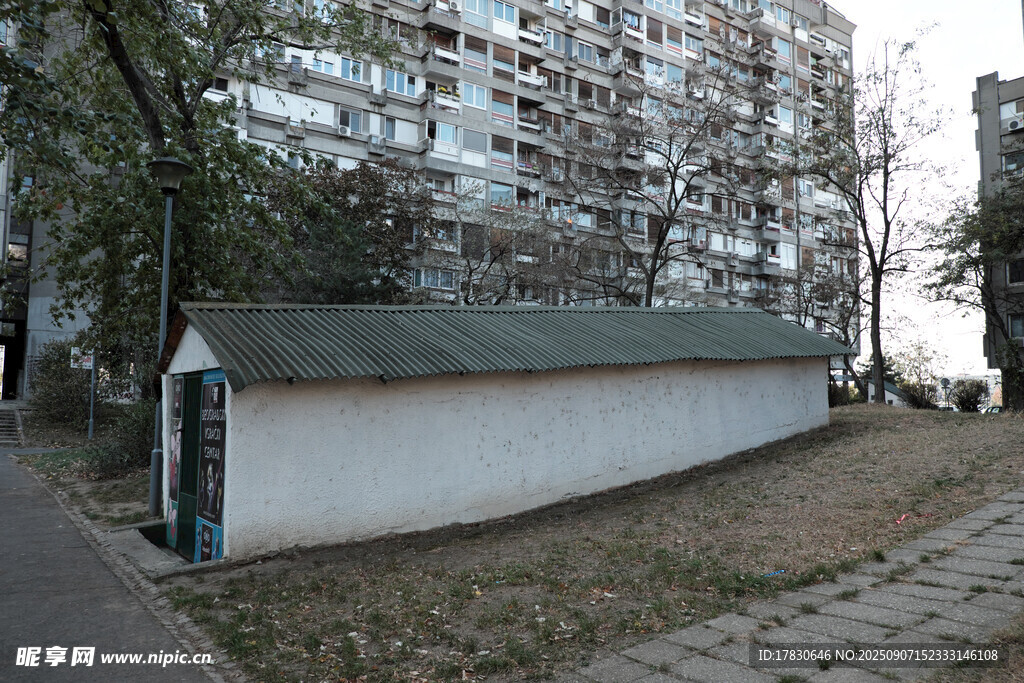 老旧建筑旁的小屋