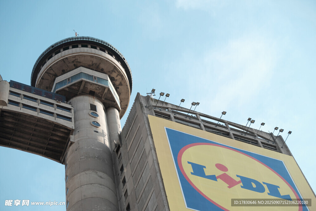 地标建筑上的Lidl标志