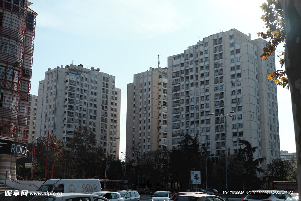 城市中林立的高层住宅楼