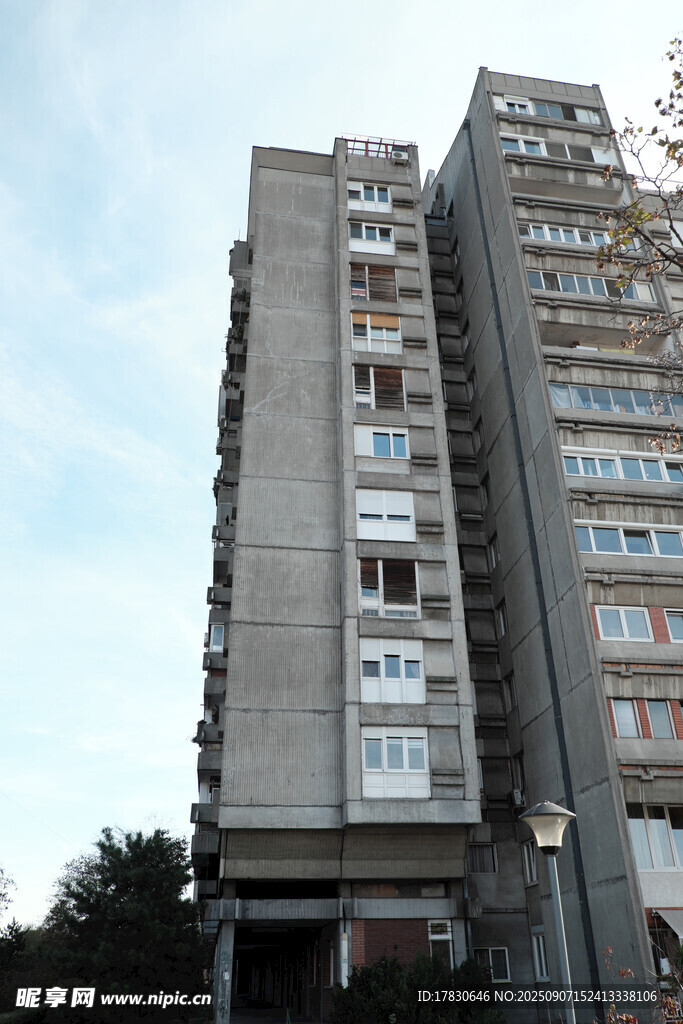 老旧高层居民楼外观