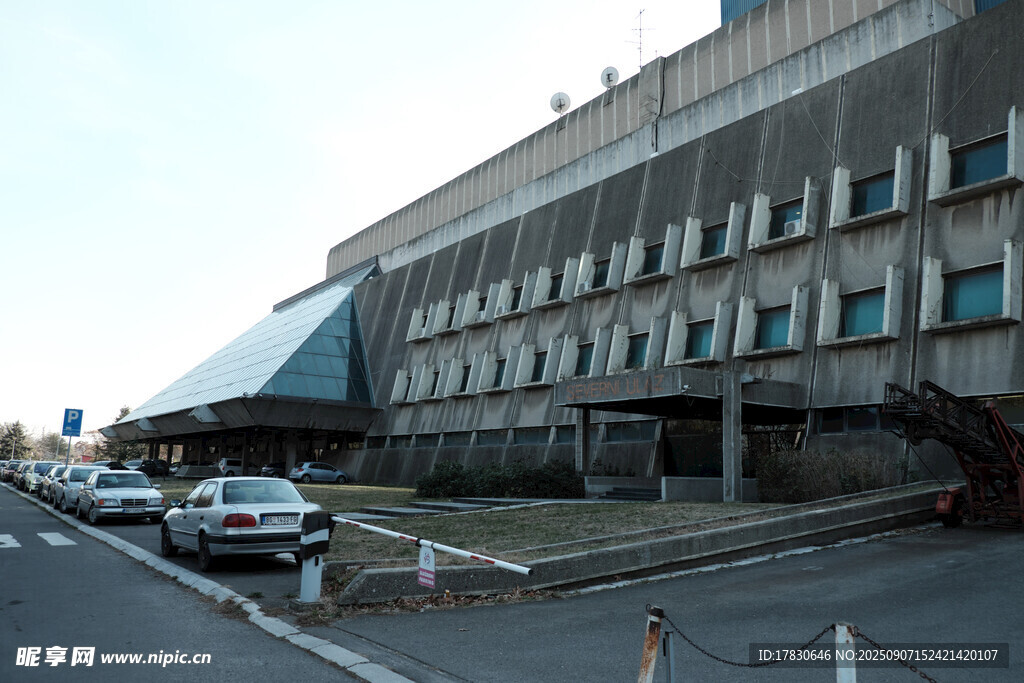 城市街道旁的多层建筑