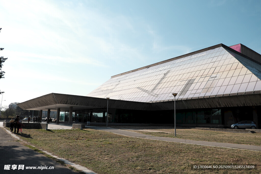现代风格大型建筑外观