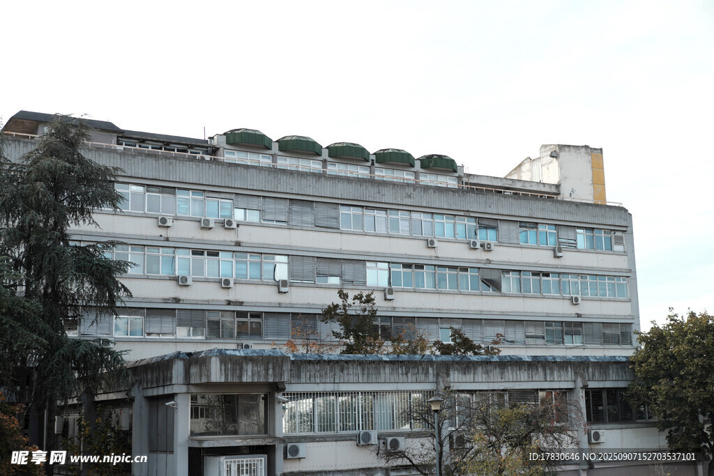 废弃斑驳的多层老旧建筑
