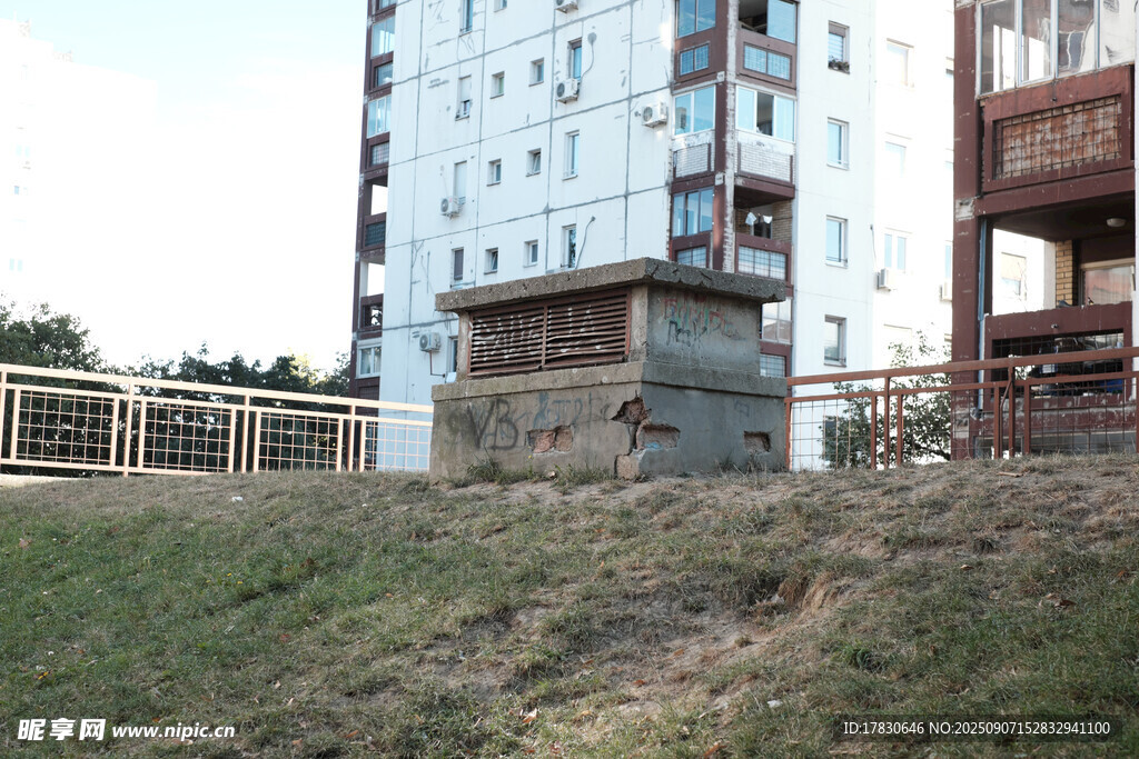 在建建筑旁的户外场景