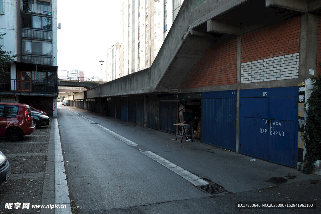 城市道路旁的施工围挡场景