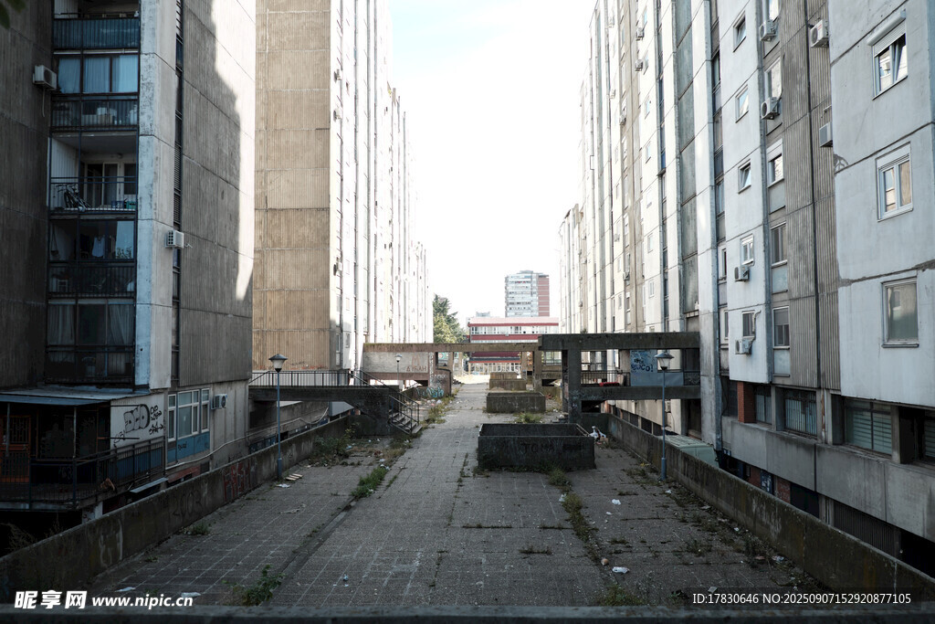 老旧小区的破败街道景象