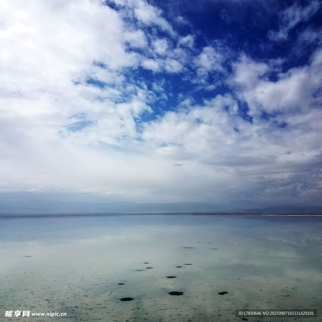 碧海蓝天的静谧海滨风光