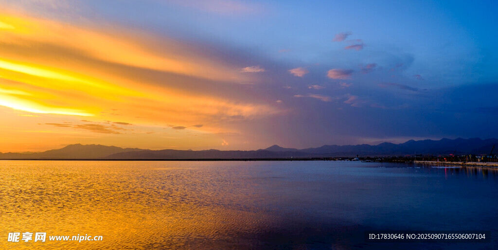 湖畔绚丽晚霞美景