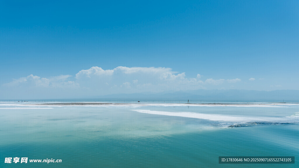 碧海蓝天的美丽海岸线
