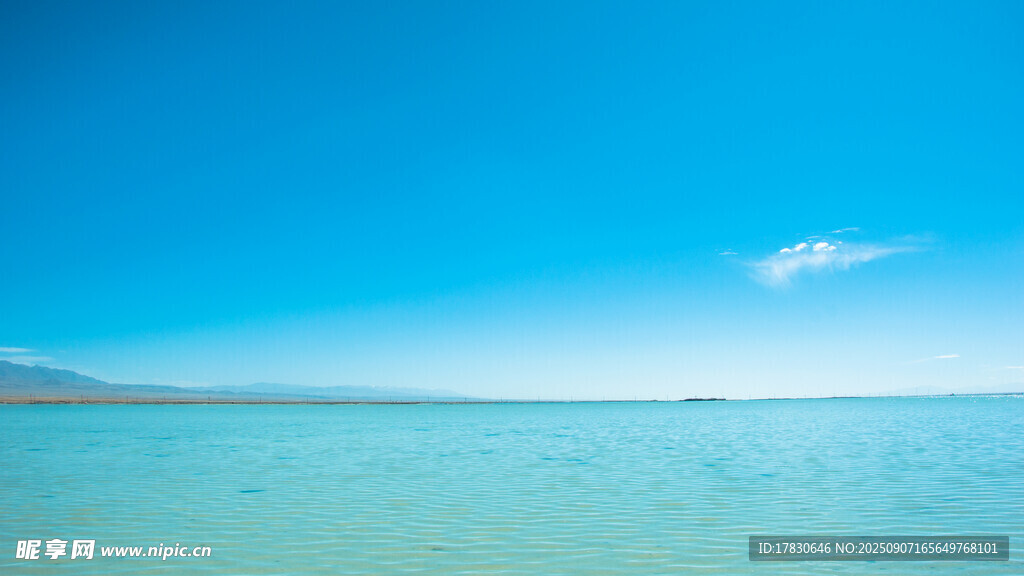 广阔蓝色湖面与晴朗天空
