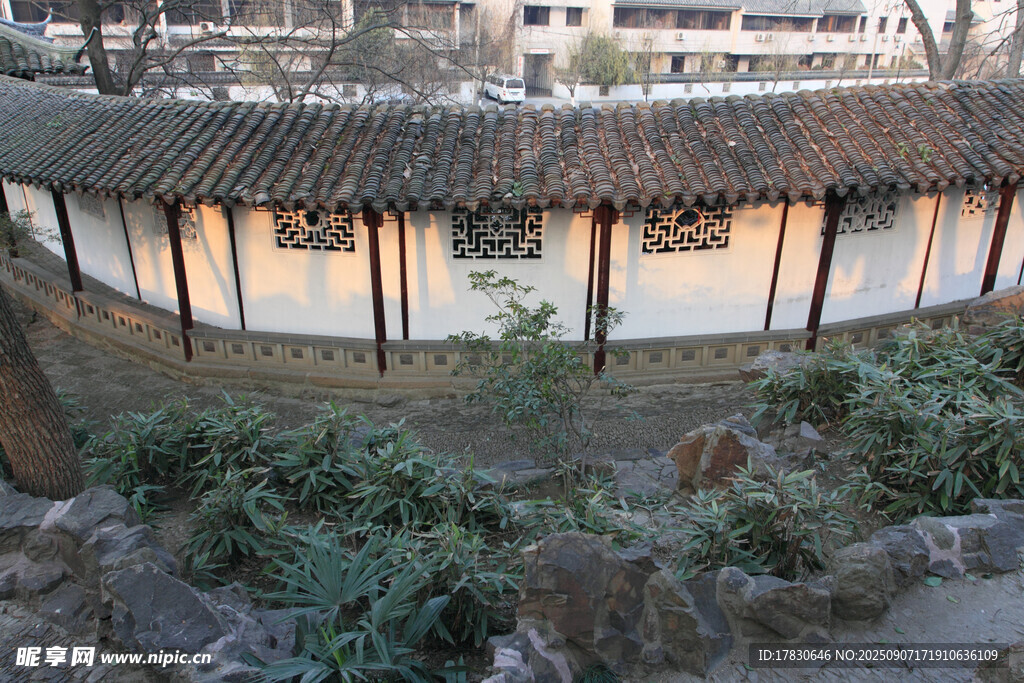 中式庭院围墙与绿植景观