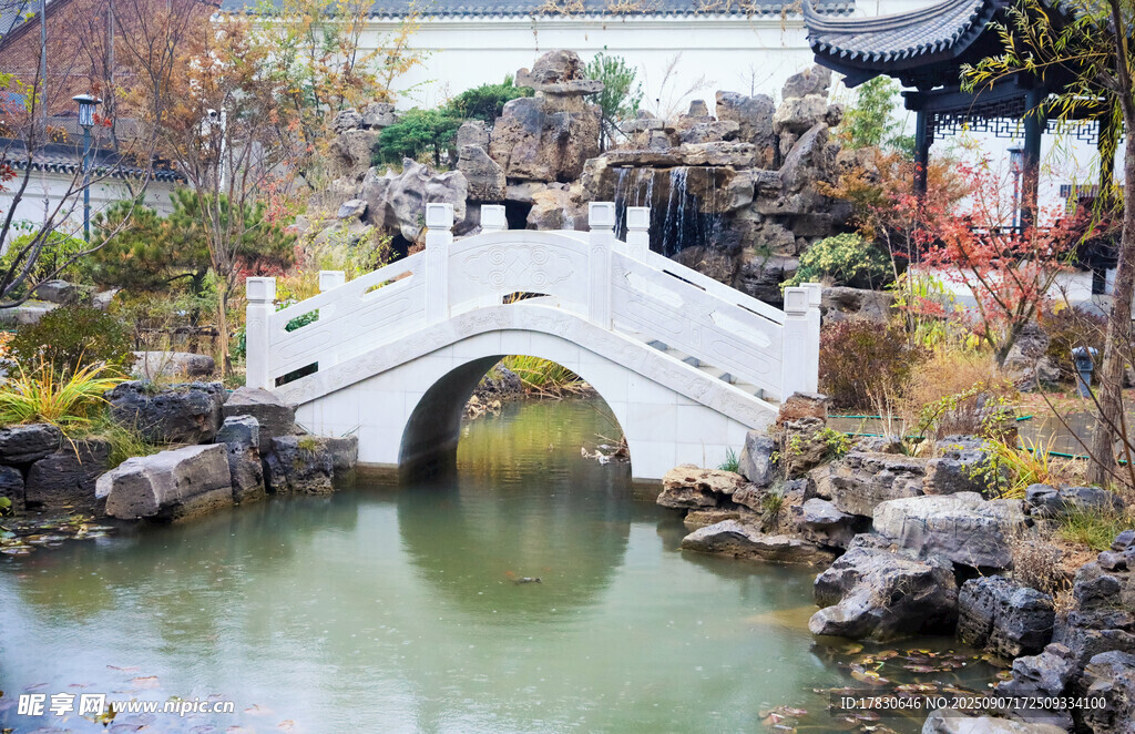 苏州园林内白色小桥实拍