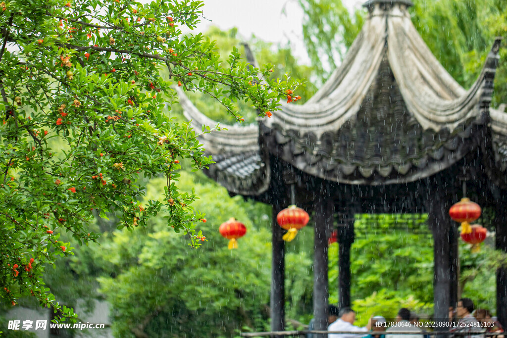 雨中亭子