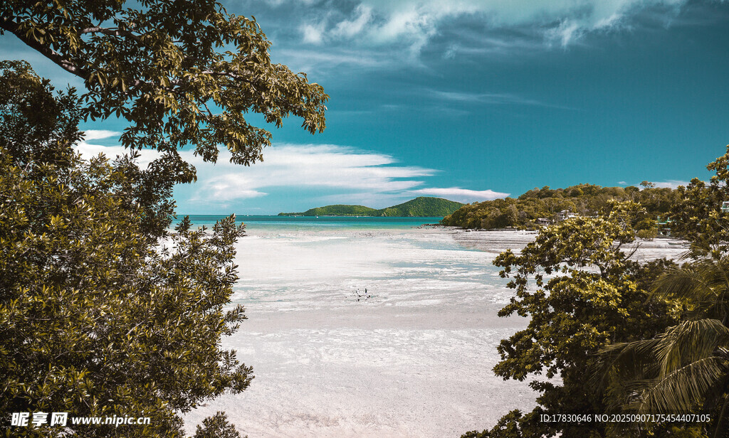 湖畔绿树蓝天美丽景致