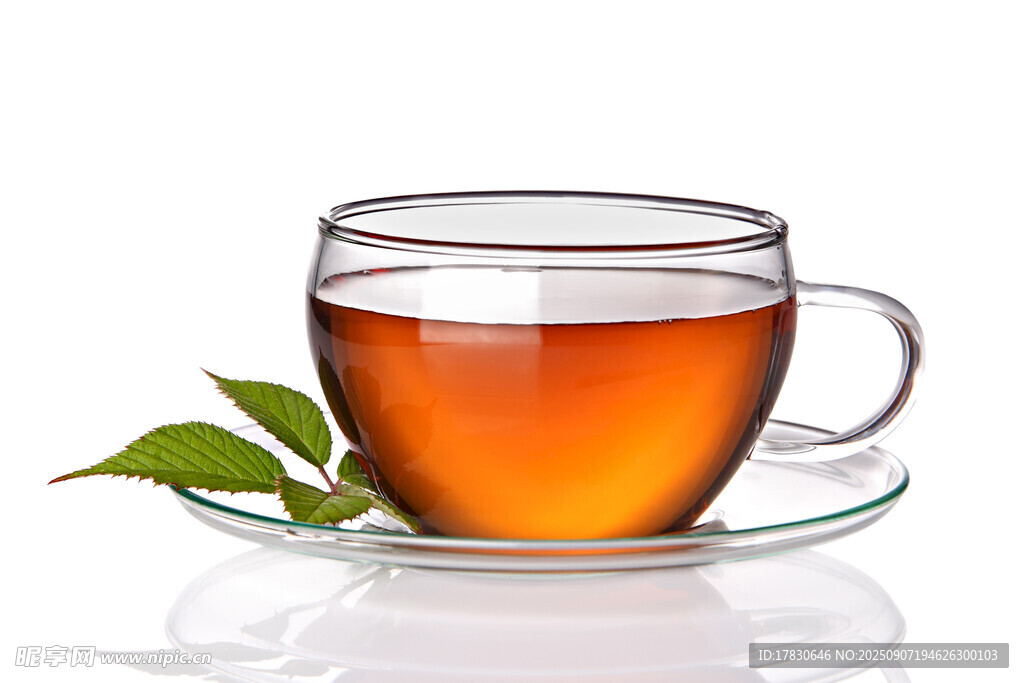 透明玻璃杯中盛着热茶