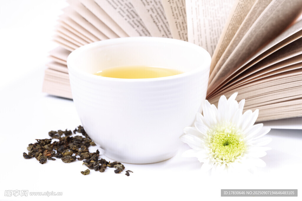 一杯香茗伴书卷与雏菊
