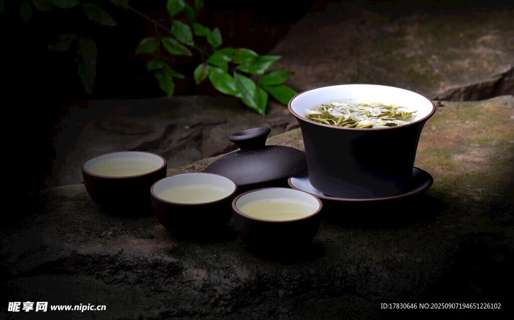 古朴茶具与烹茶场景