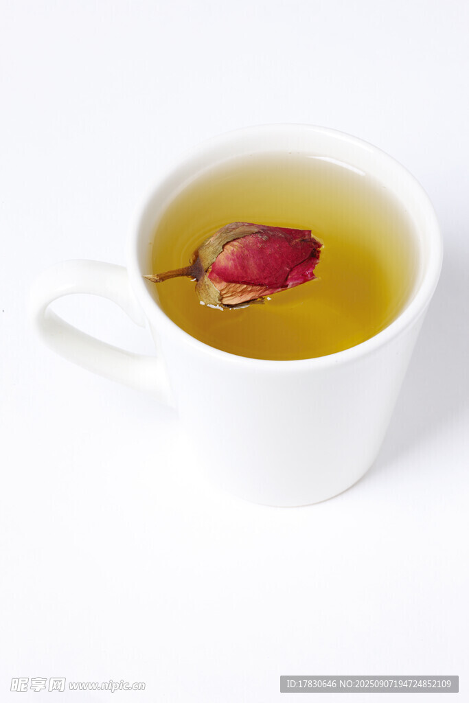 白杯中的玫瑰枸杞茶