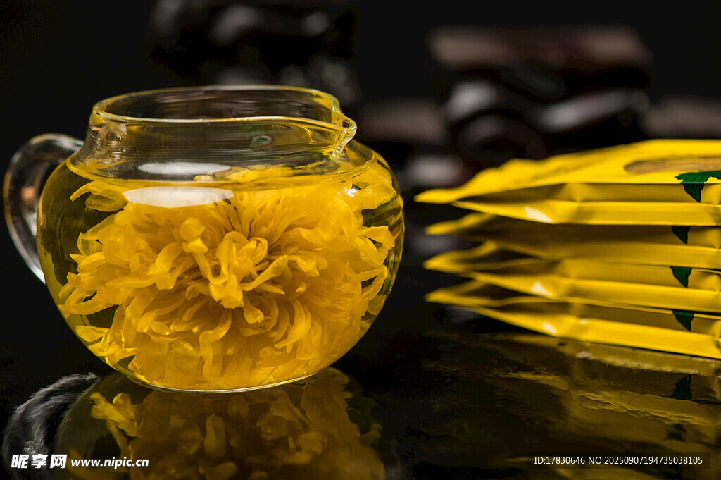 玻璃罐中的金丝皇菊