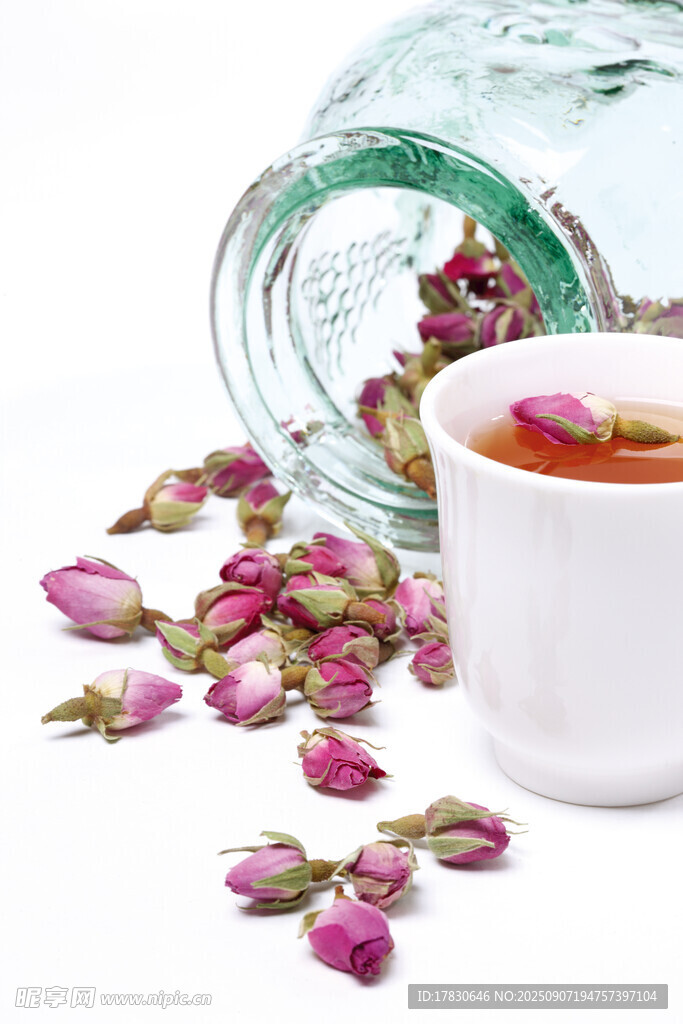 玫瑰花瓣与杯中花茶