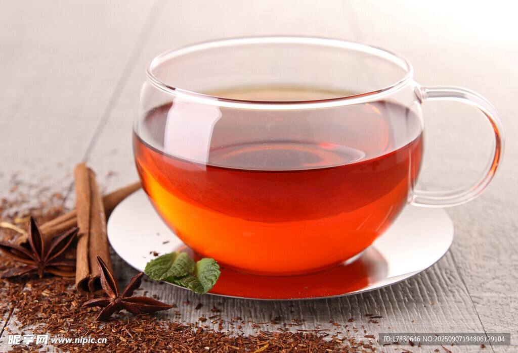 透明杯中红茶配香料