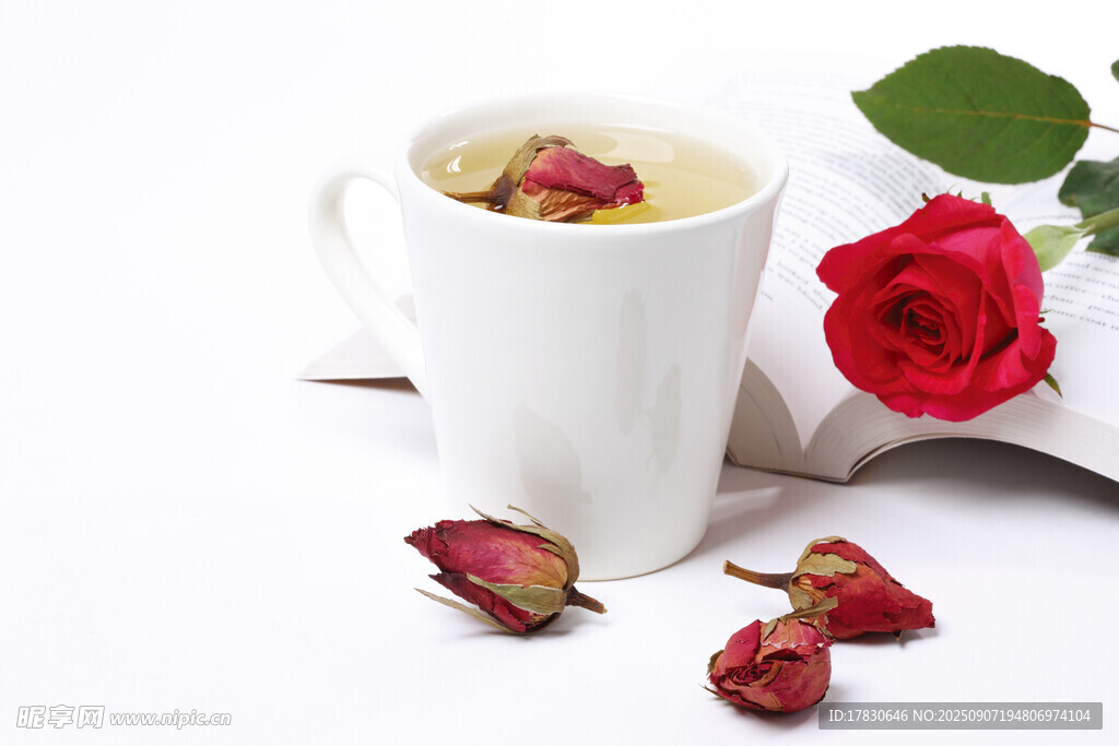 玫瑰花茶与娇艳玫瑰