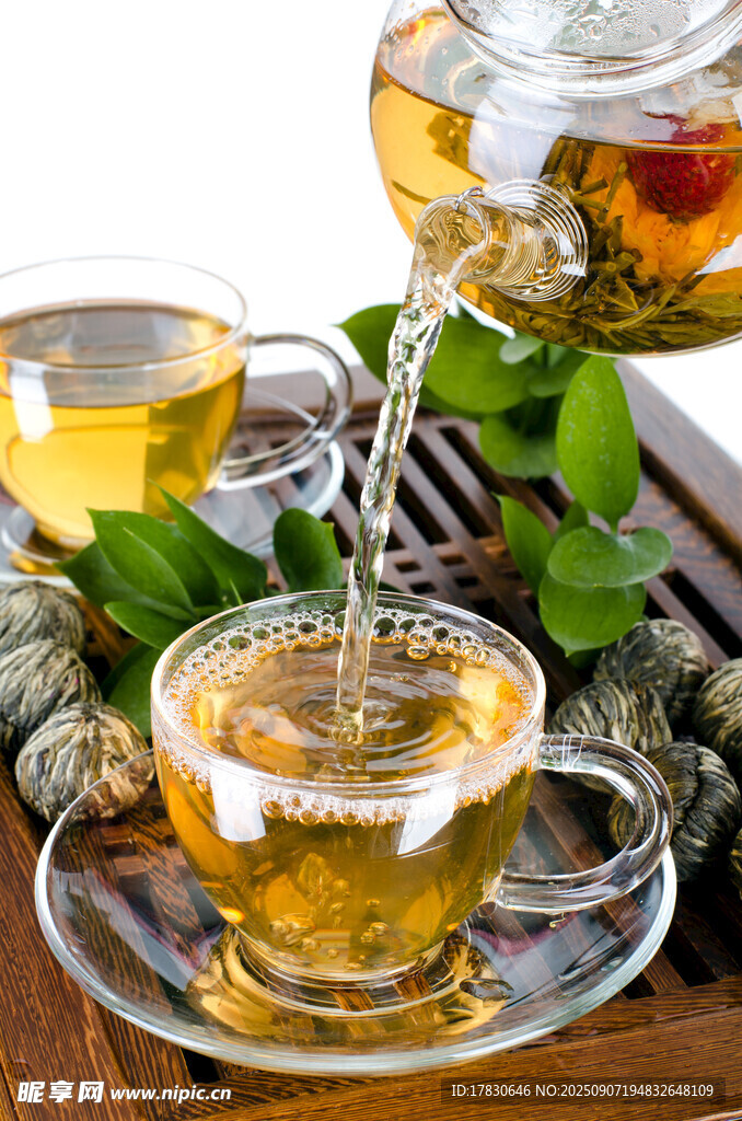 茶壶倒茶展现泡茶瞬间