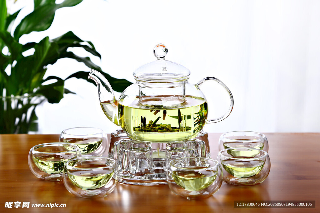 玻璃茶具泡制的清新绿茶