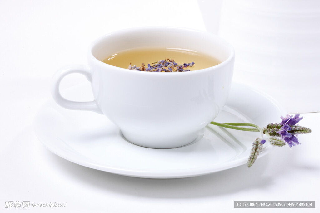白色杯中的薰衣草花茶