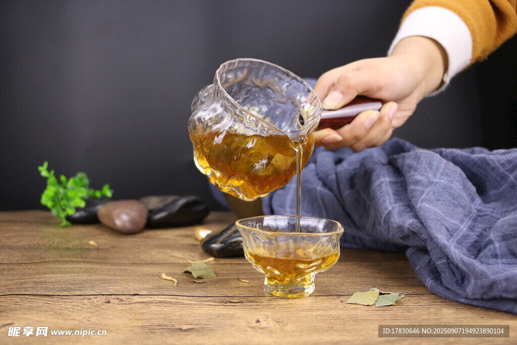 手倾茶壶倒茶瞬间