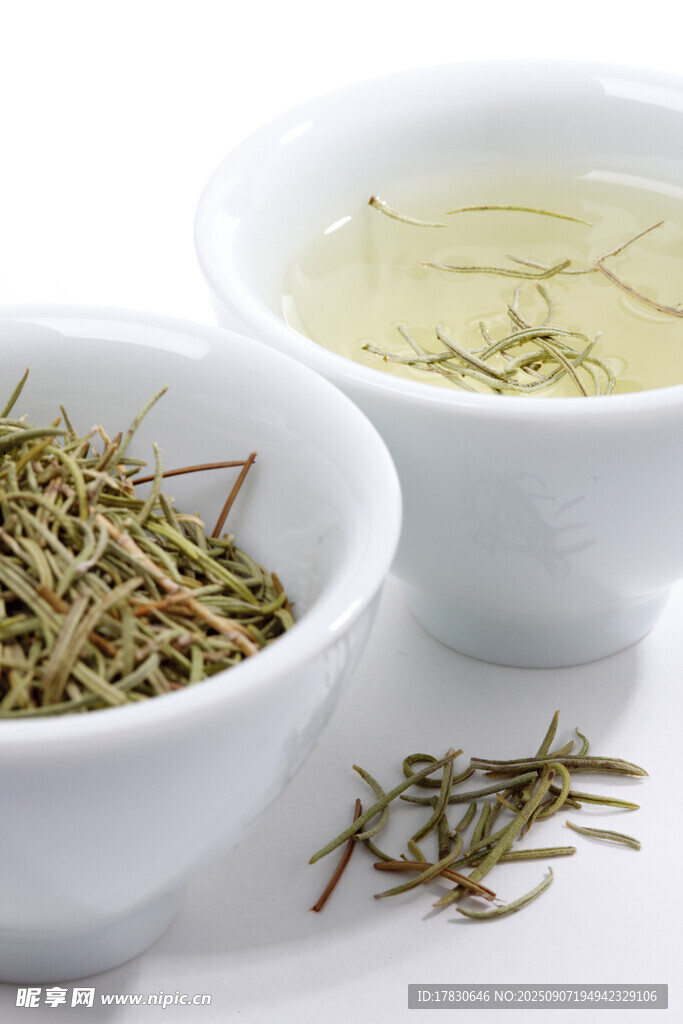 两碗盛放迷迭香与茶饮