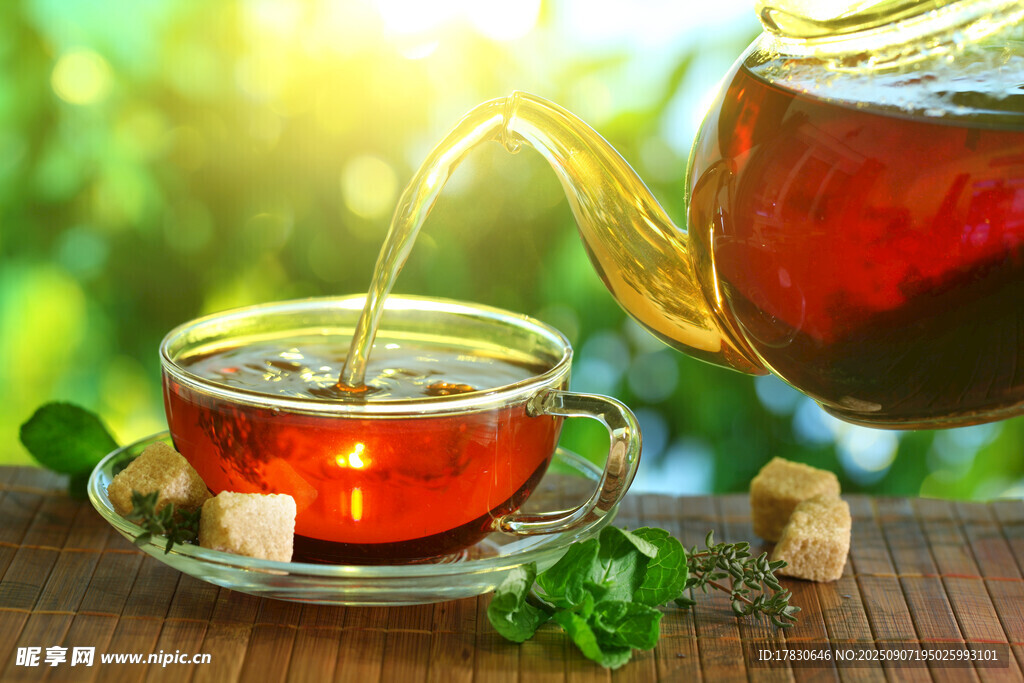 木桌上的热茶倾注瞬间