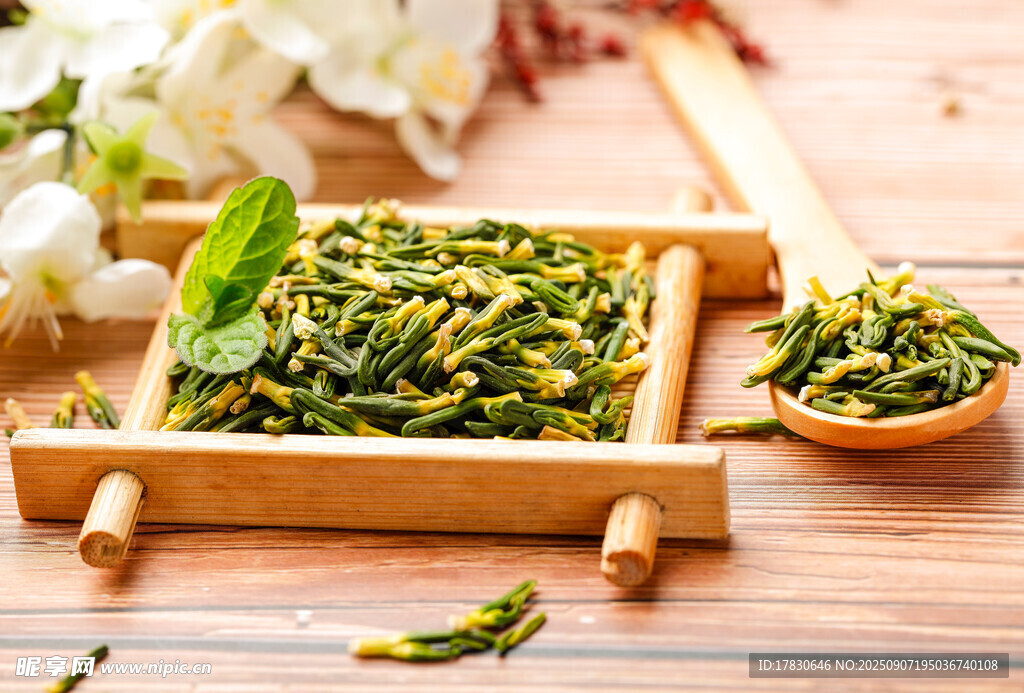木制托盘中的新鲜茶叶