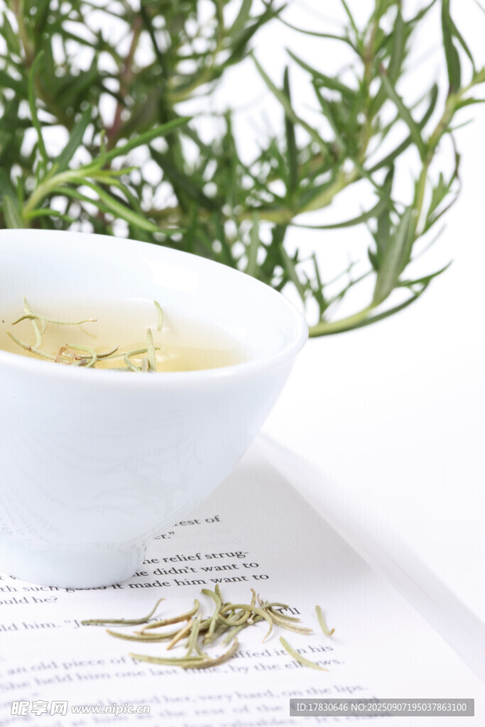 白碗中盛放的清新草药茶