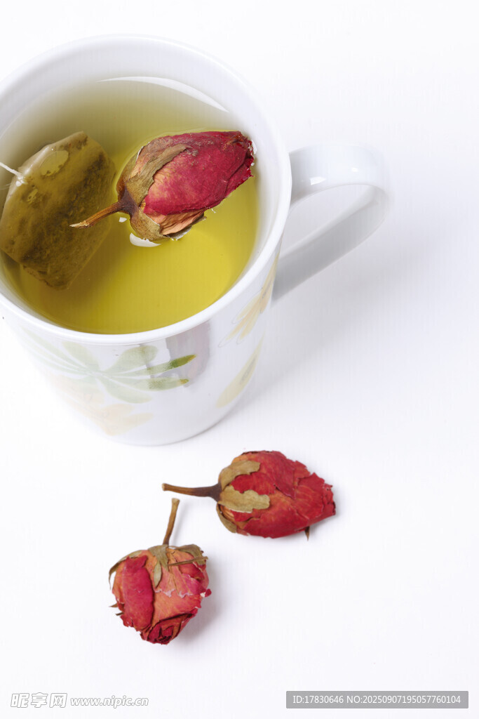 玫瑰花瓣泡制的清香花茶