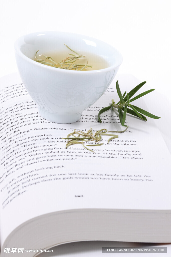 书页上的茶饮与迷迭香