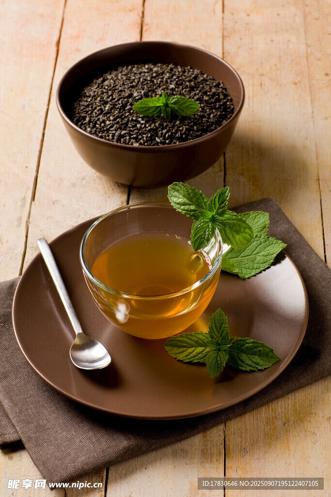 薄荷茶搭配茶叶与小勺