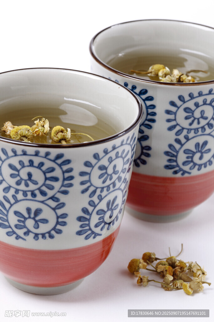 青花陶瓷杯中的菊花茶
