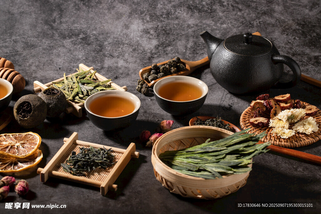 中式茶具与多样茶点展示