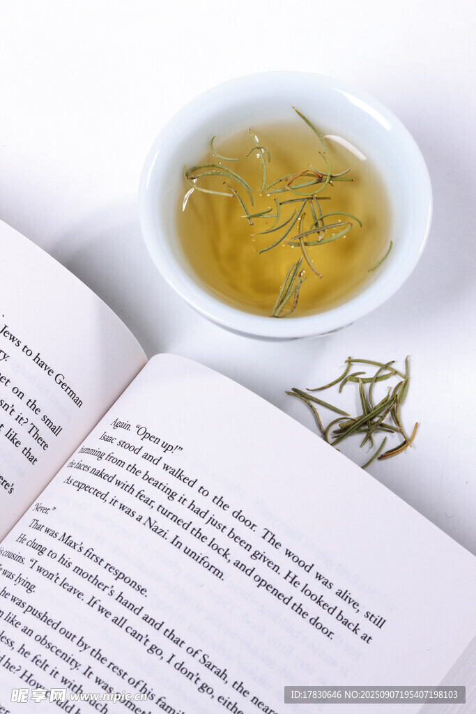 书页旁的茶饮与精致摆件