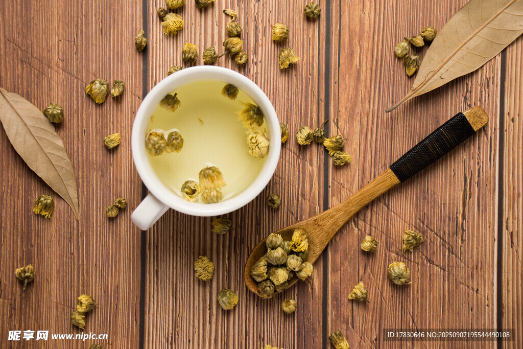 木桌上的抹茶饮品与茶勺