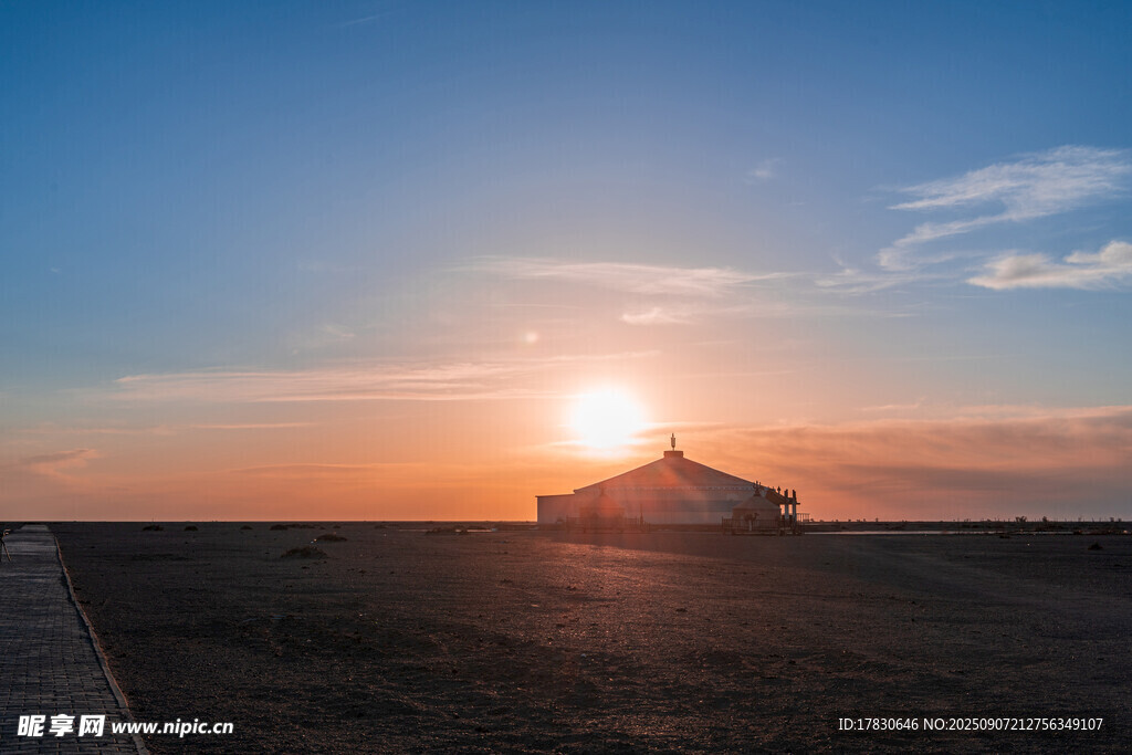 夕阳下的旷野小屋
