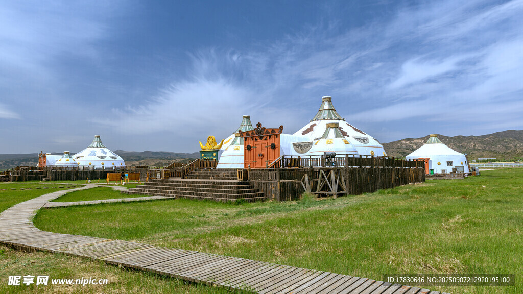 草原上的多彩特色小屋