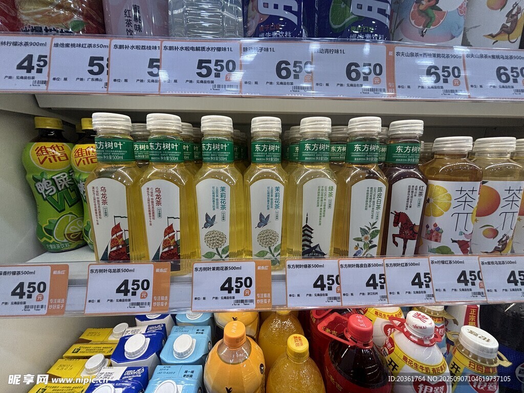 超市货架上的多样食用油
