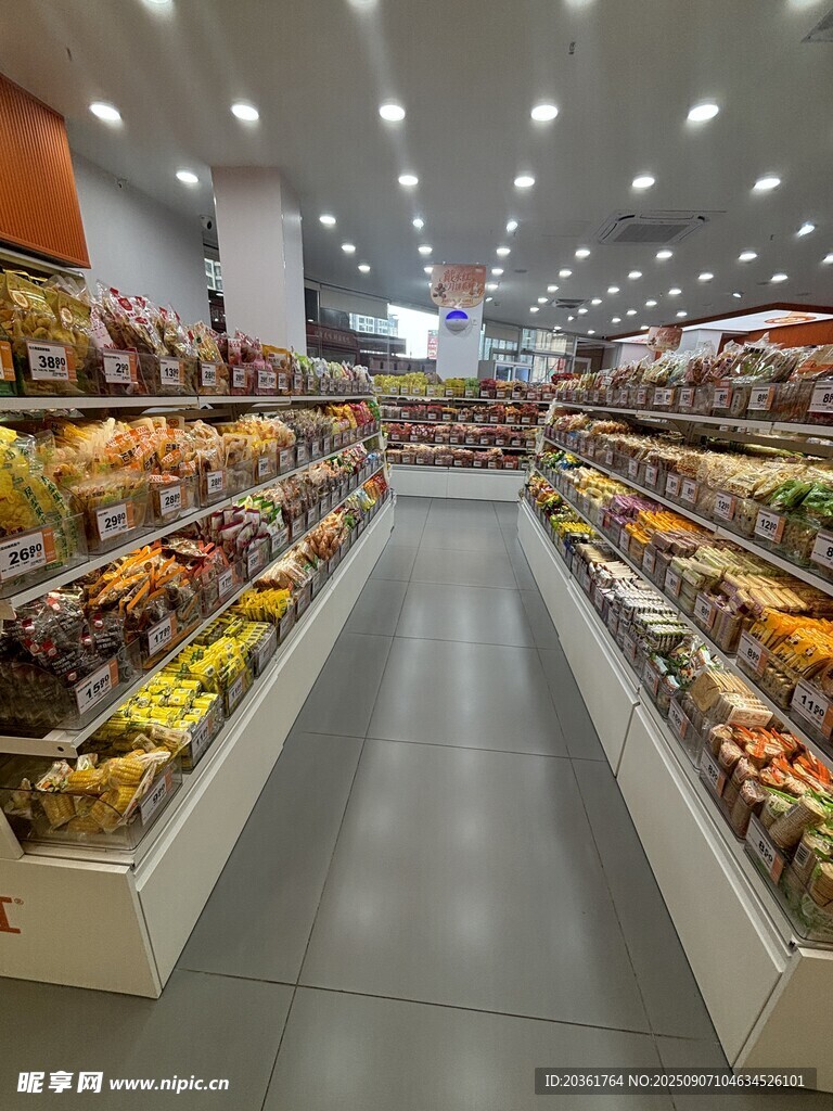 超市内琳琅满目的商品陈列
