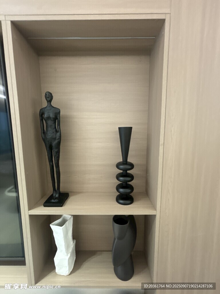 简约置物架上的精致摆件