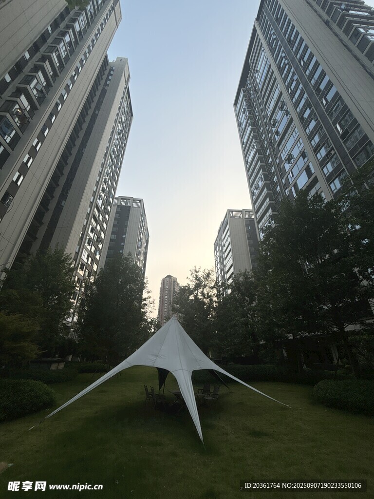 城市草坪上的独特白色雕塑