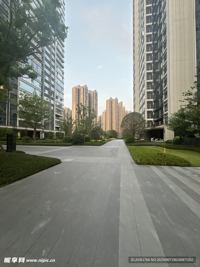 现代城市宽敞景观道路