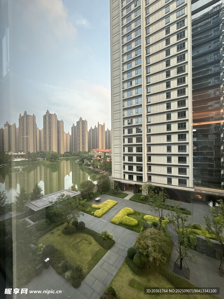 高层景观下的城市绿意空间